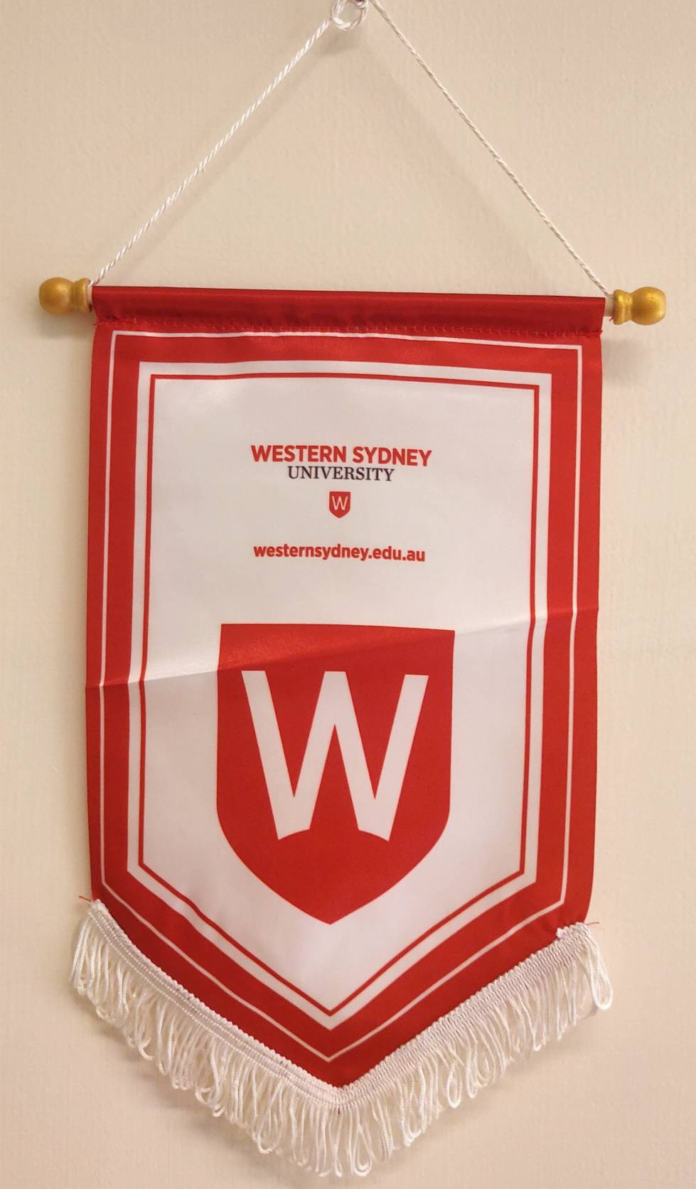 西雪梨大學 ( Western Sydney University )校徽錦旗的圖檔，第1張，共1張