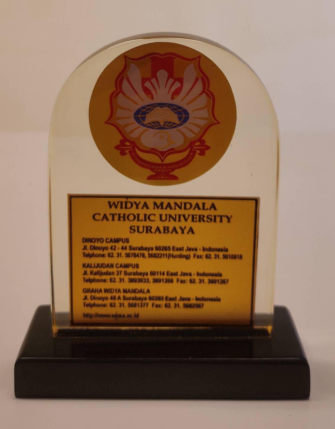 2016年11月7日印尼韋地雅曼達拉天主教大學(Widya Mandala Catholic University Surabaya)致贈校徽塑膠立牌的圖檔，第1張，共1張