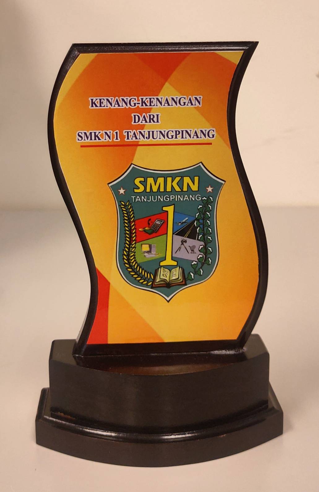 2016年11月7日印尼丹戎檳榔第一公立職業學校(SMK Negeri 1 Tanjungpinang) 致贈木製校徽立牌的圖檔，第1張，共1張
