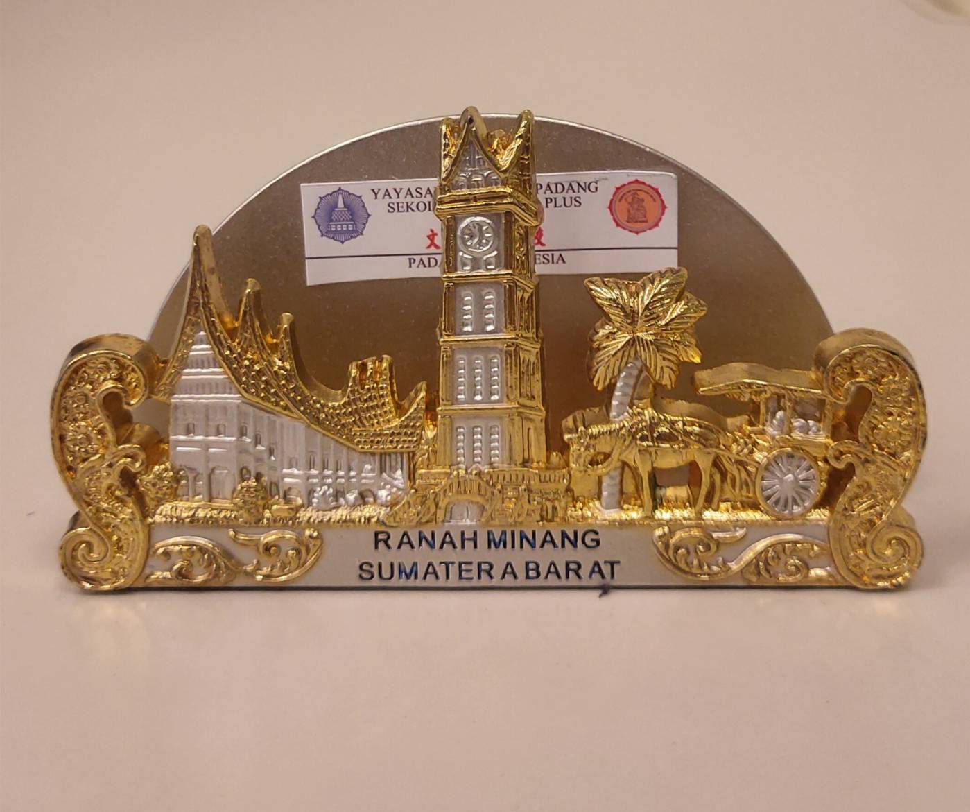 2016年11月7日印尼文殊國民學校致贈西蘇門答臘米南地區(Ranah Minang Sumater a Barat)金屬雕名片架的圖檔，第1張，共1張