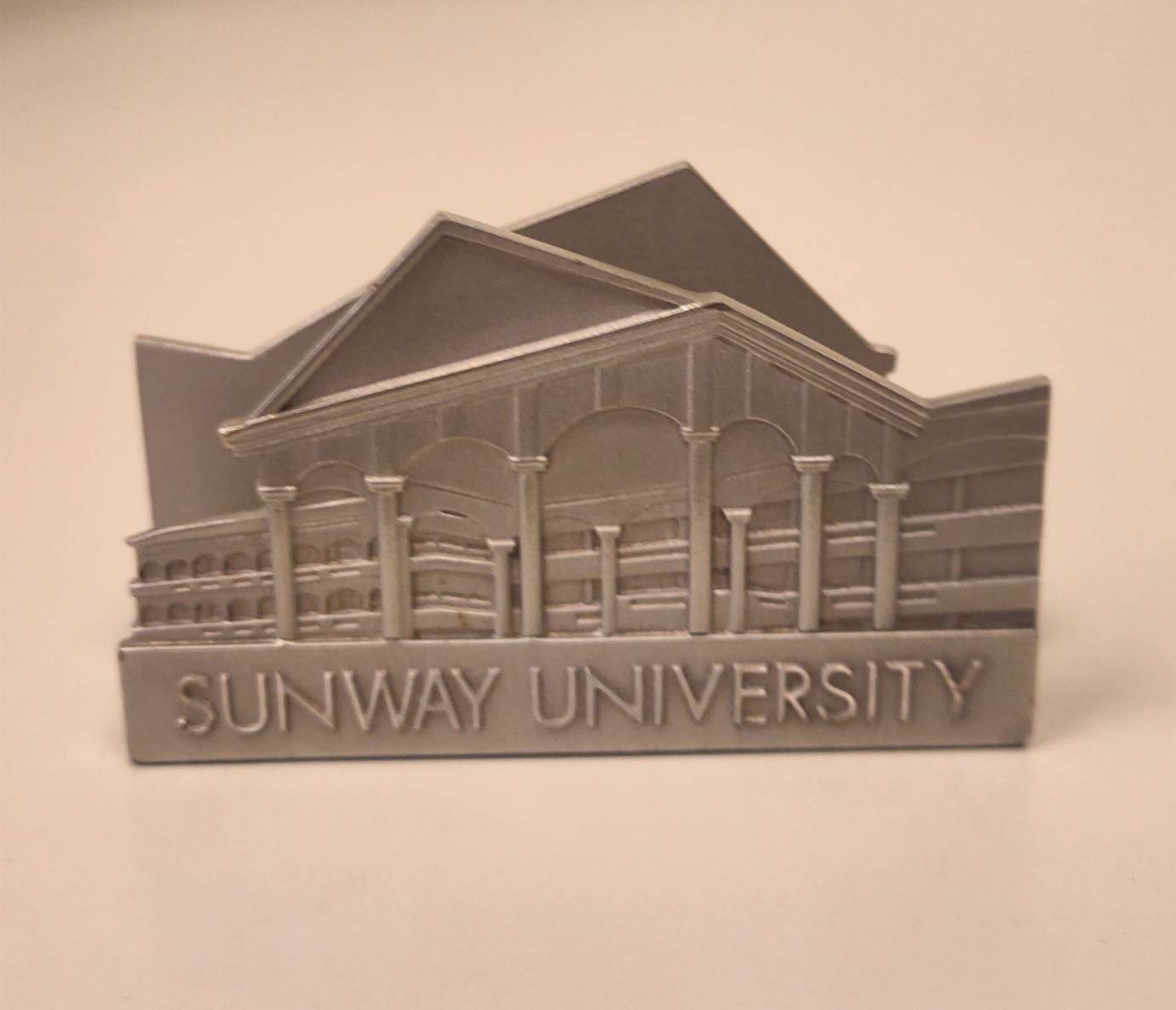 馬來西亞雙威大學(Sunway University)致贈銀雕校園建築名片架的圖檔，第1張，共1張