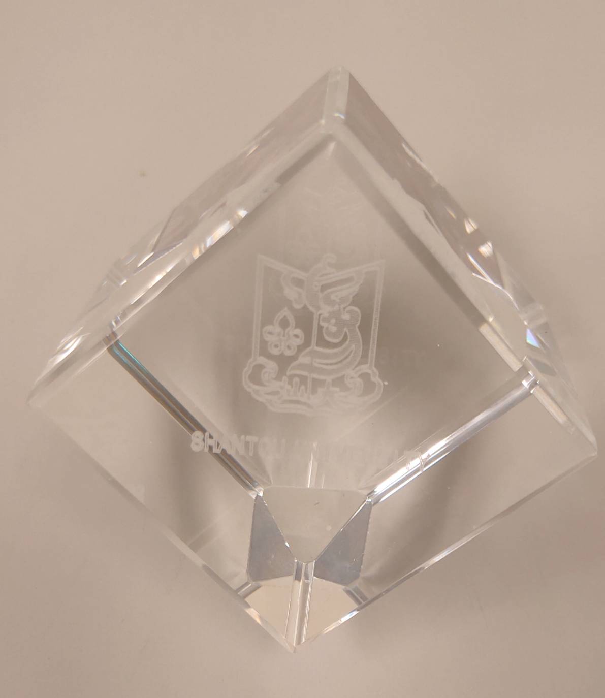 2009年12月18日汕頭大學致贈水晶內雕校徽紙鎮的圖檔，第1張，共1張