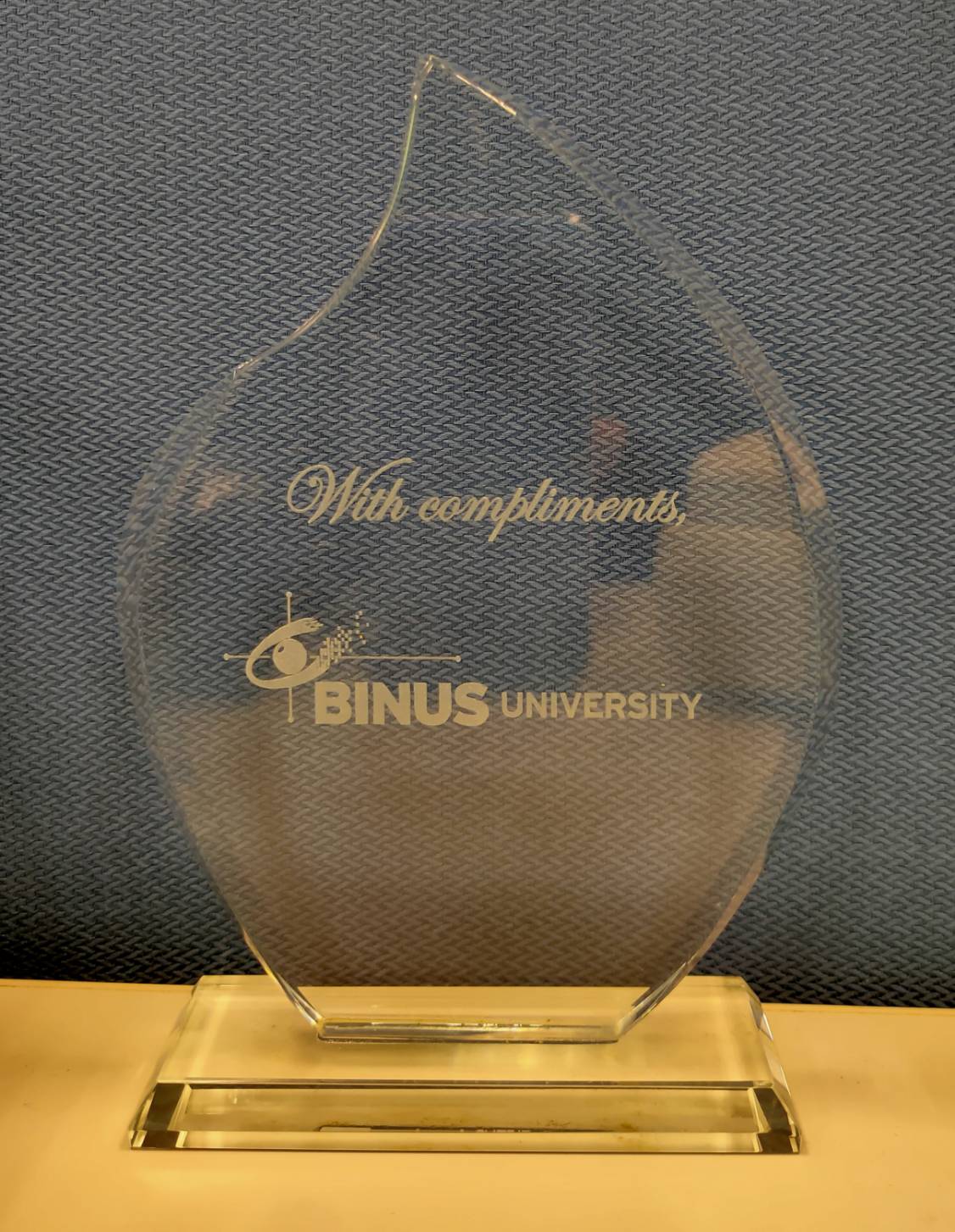 2011年10月6日印尼建國大學(Universitas Bina Nusantara)致贈校徽水晶立牌的圖檔，第1張，共1張