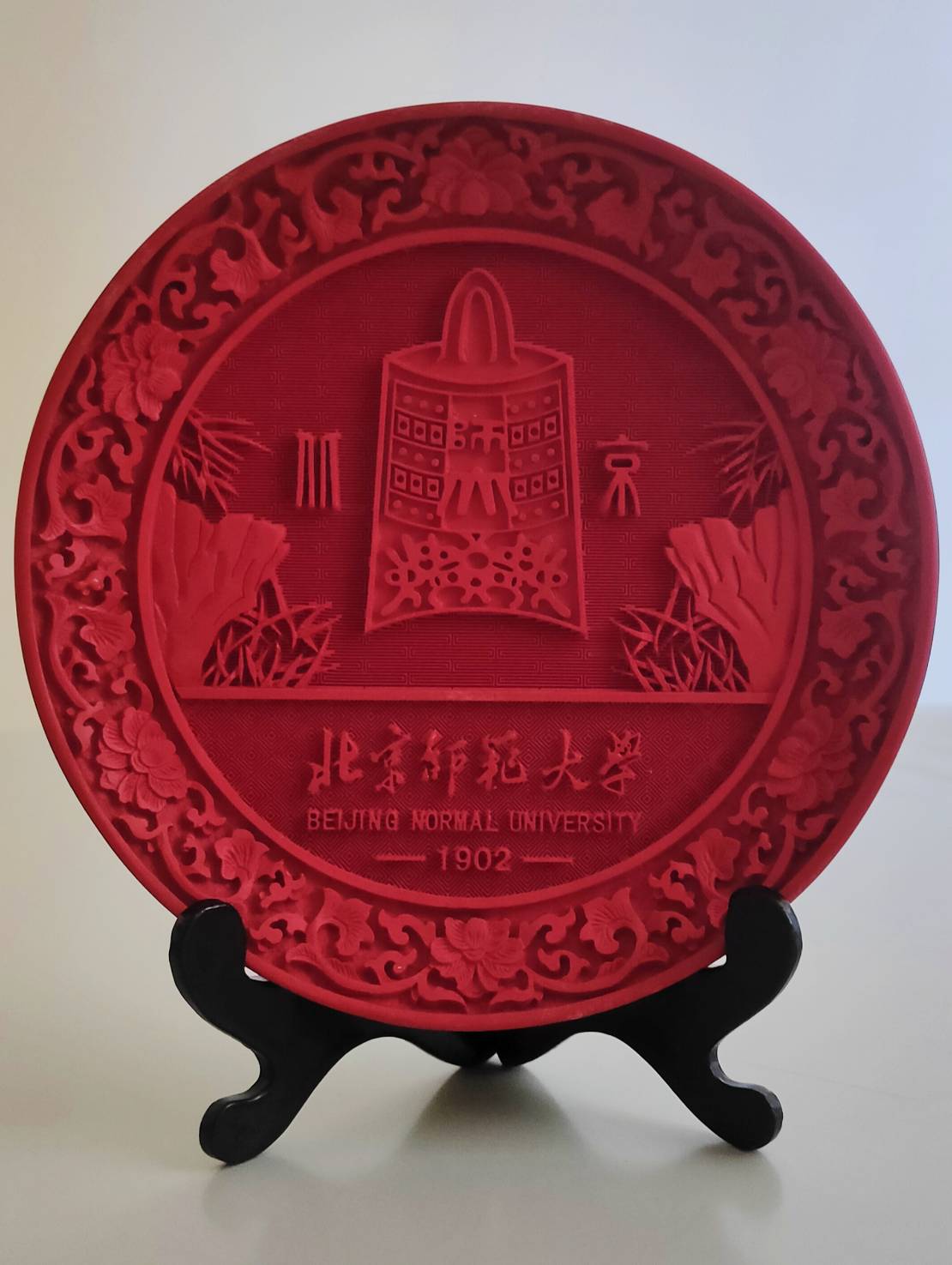 2008年12月17日北京師範大學(Beijing Normal University, BNU)致贈紅色漆器校徽紀念盤的圖檔，第1張，共1張