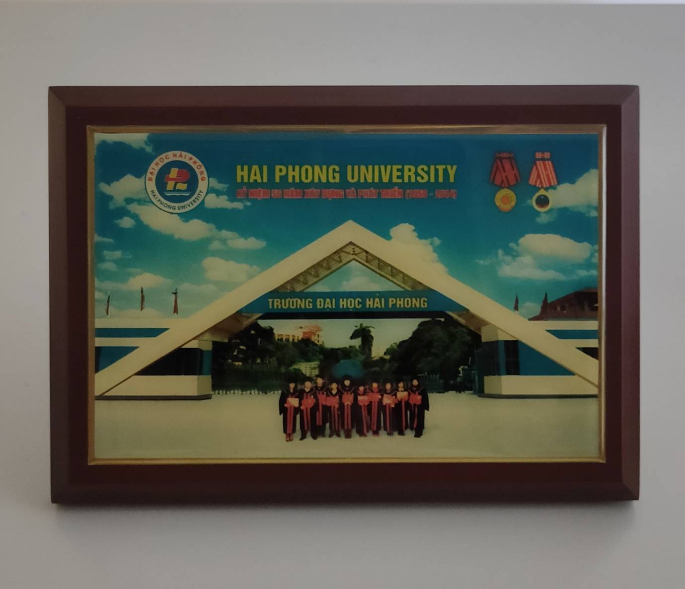 越南海防大學(Hai Phong University)校景木製紀念牌的圖檔，第1張，共3張