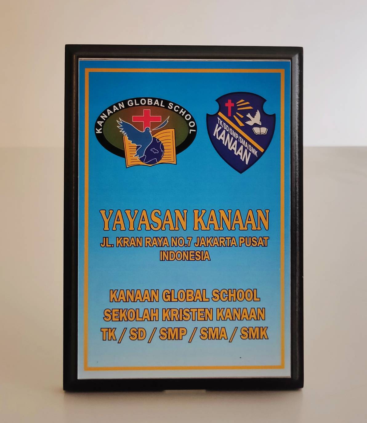 2016年11月7日印尼迦南學校(Kanaan Global School)致贈木製校徽立牌與校園簡介短片光碟的圖檔，第1張，共3張