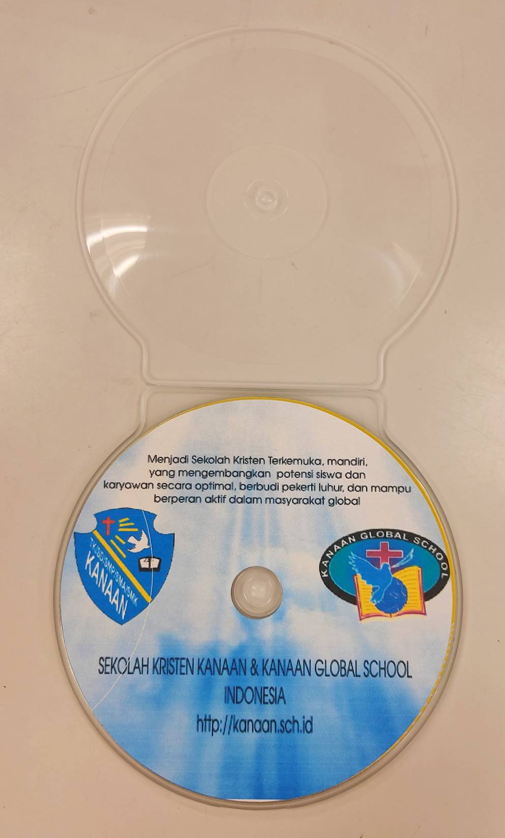 2016年11月7日印尼迦南學校(Kanaan Global School)致贈木製校徽立牌與校園簡介短片光碟的圖檔，第2張，共3張
