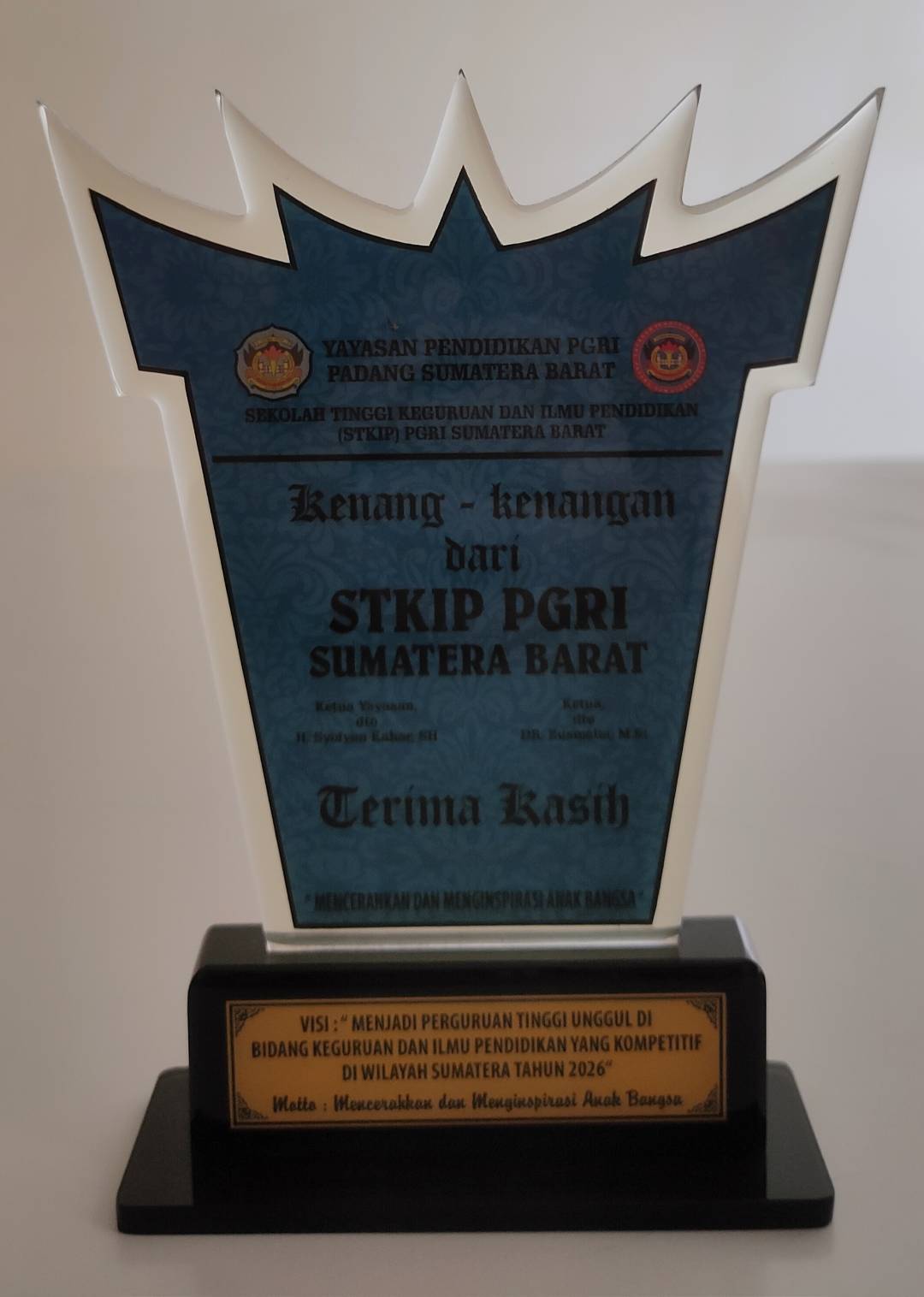 2016年11月7日印尼西蘇門答臘大學(STKIP PGRI Sumatera Barat)致贈校徽塑膠立牌的圖檔，第1張，共3張