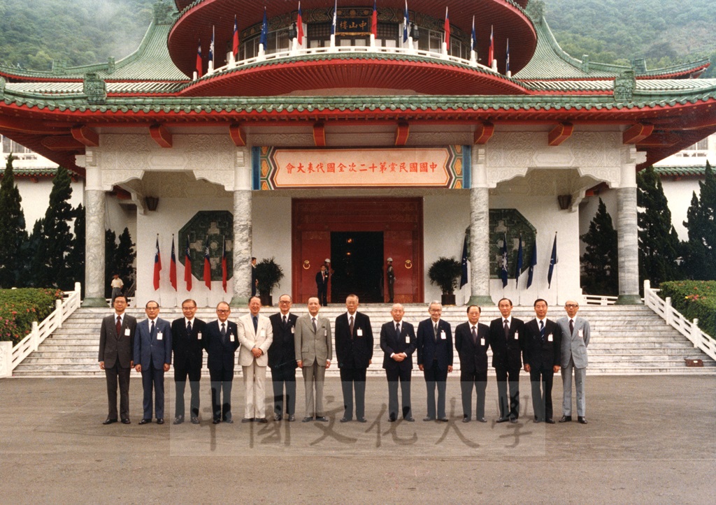 張創辦人與中國國民黨第十二次全國代表大會在台歷任宣傳部長及第四組正副主任合影的圖檔，第1張，共1張