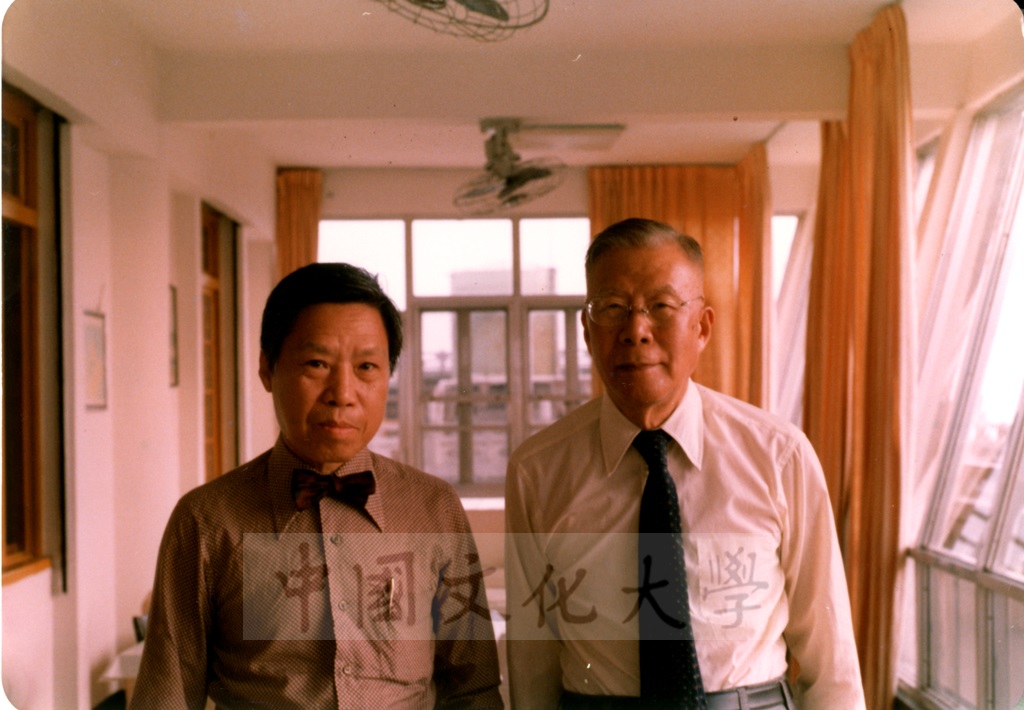 創辦人張其昀與黃寶瑜教授合影的圖檔，第1張，共1張