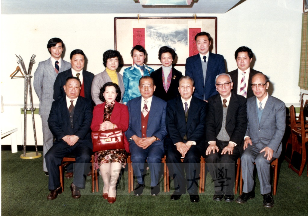 民國68年創辦人張其昀與中國文化大學中文系同仁餐敘合影的圖檔，第1張，共1張