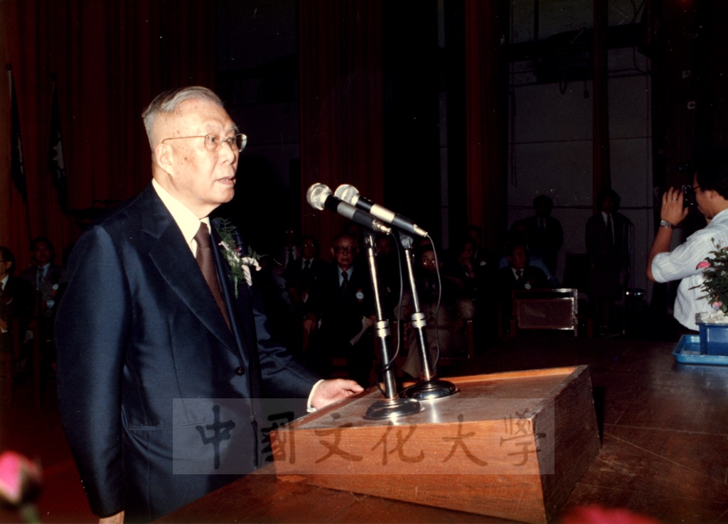 民國70年創辦人張其昀主持中國文化大學畢業典禮暨致詞的圖檔，第1張，共1張