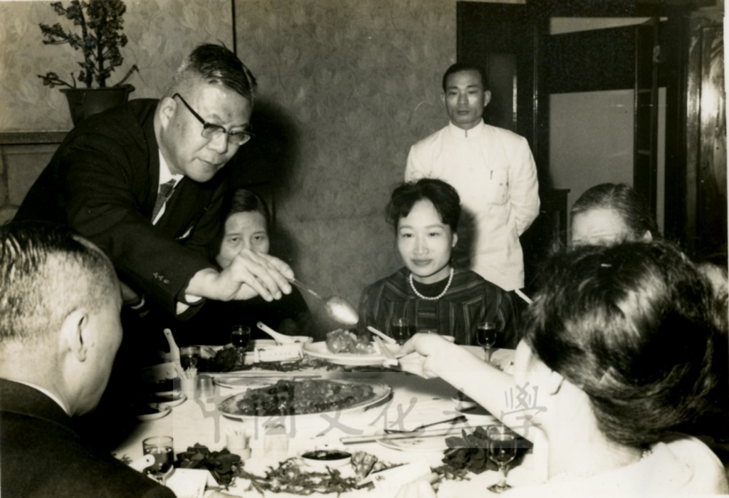 張其昀主任在國防研究院宴請音樂家鄧昌國、藤田梓夫婦等。的圖檔，第1張，共1張