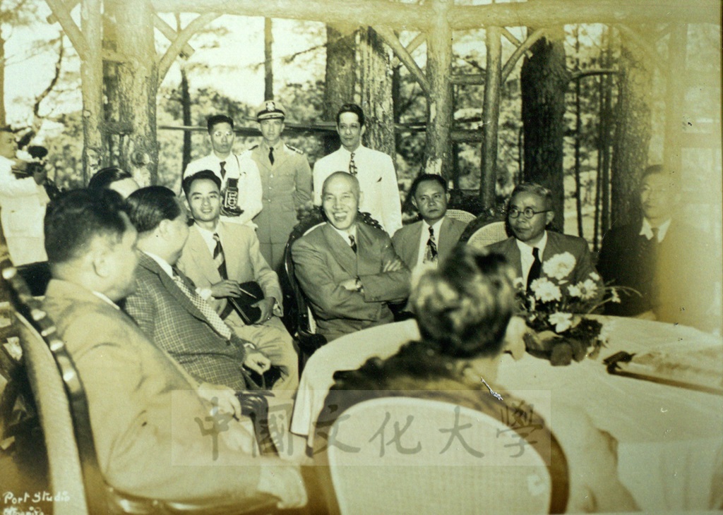蔣中正率團赴菲律賓舉行碧瑤會議，蔣中正與王世杰等人在碧瑤合影。的圖檔，第1張，共1張