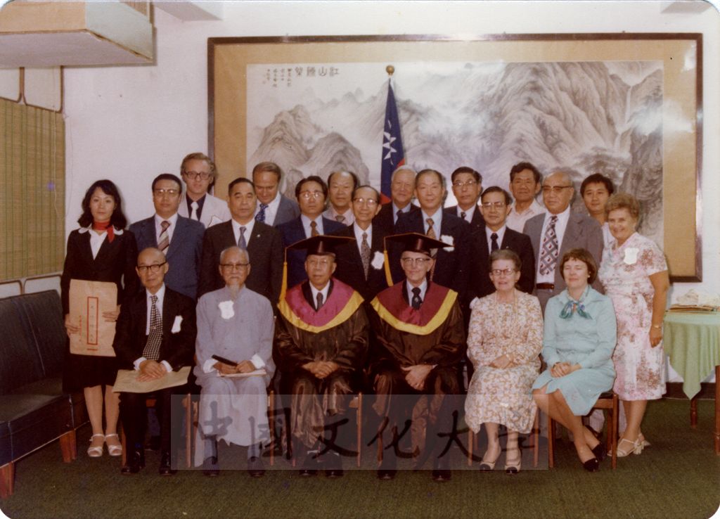 美國參議員周以德於頒授中華學術院名譽哲士後，與創辦人等中外貴賓合影的圖檔，第1張，共1張