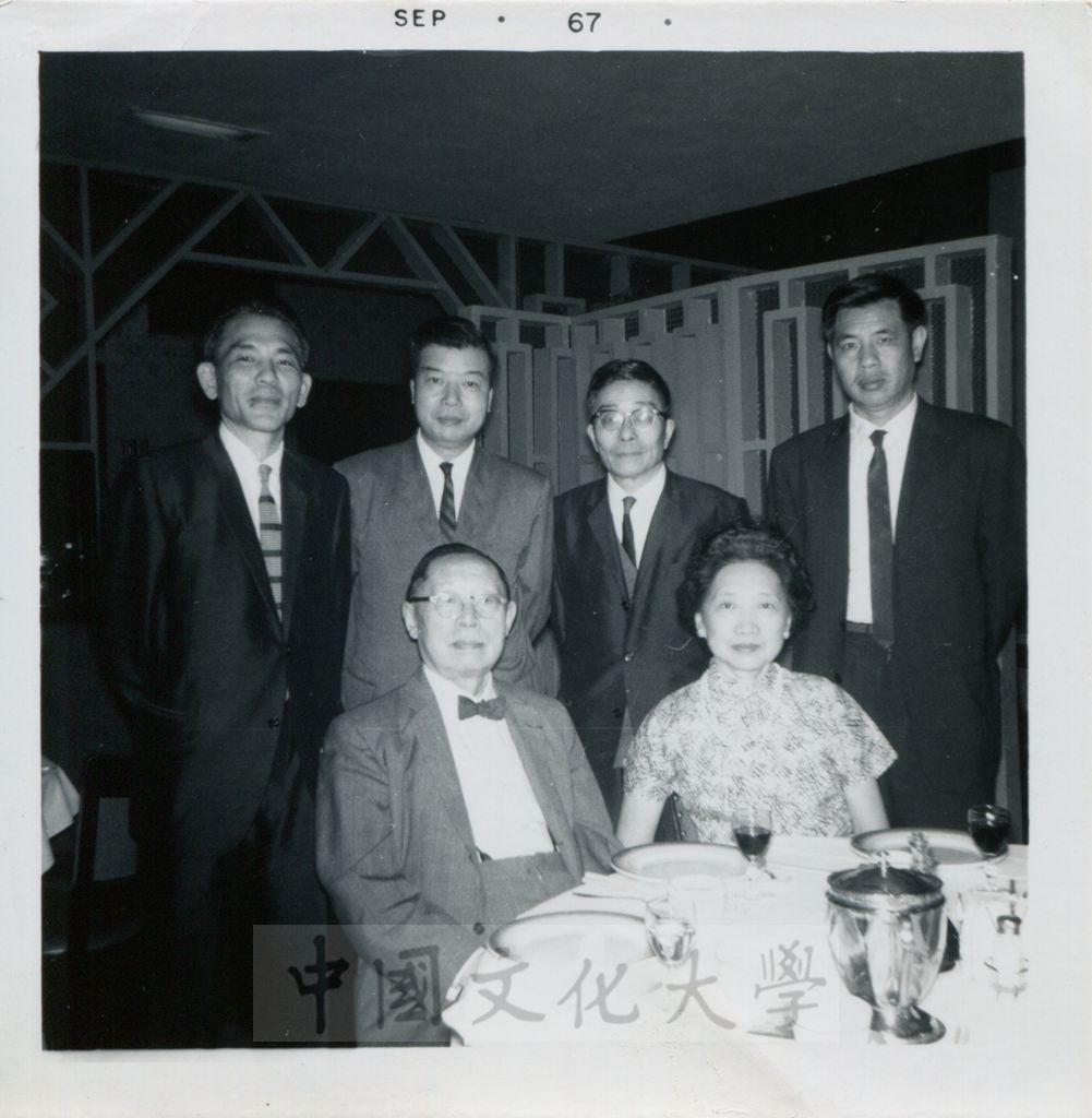 黎東方、宋晞教授代表中華學術院頒贈郭秉文先生名譽哲士證書的圖檔，第1張，共1張