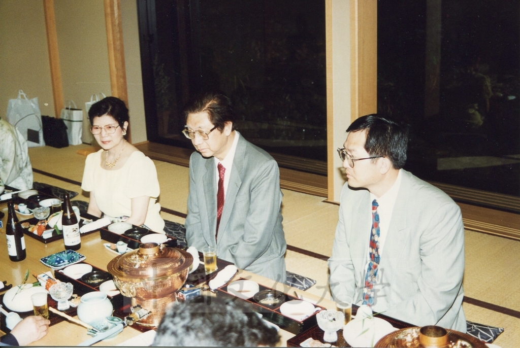 1995年7月8日日本創價大學舉辦酒會歡迎董事長張鏡湖、校長林彩梅等訪問團 ，張董事長在會場上致贈書畫予創大的圖檔，第15張，共17張