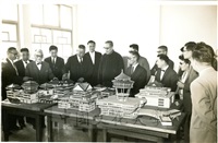 1962年創辦人張其昀先生陪同輔仁大學于斌校長等貴賓參觀本校建築模型的圖片