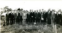 創辦人張其昀偕黃貴美女士、朱慶堂先生等學者於1962年勘察華岡建校校地的圖片