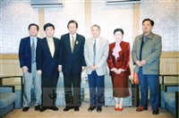 1999年12月1日董事長張鏡湖、校長林彩梅一行四人蒞臨大陸中國社會科學院參訪的圖片