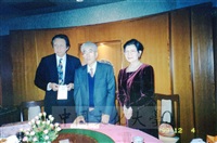 1999年12月4日日本東京國際大學校長金子泰雄拜會董事長張鏡湖並贈與地震賑災捐款日幣二十萬元的圖片