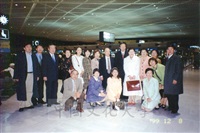 1999年12月8日董事長張鏡湖一行五人結束日本行程載譽歸國的圖片