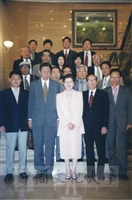 2002年6月16日董事長張鏡湖與韓籍校友餐敘的圖片