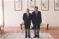 2002年4月16日馬鶴凌先生蒞校拜會董事長張鏡湖的圖片