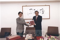 2002年5月20日本校與北京中央音樂學院簽約，繼續辧理「台灣社會音樂聯合考級」制度的合作的圖片