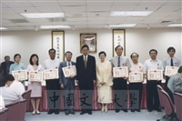2002年6月5日董事長張鏡湖於校務會議上轉頒教育部核定之教師服務獎章和證書予資深教師的圖片