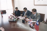 2002年6月26日本校環設學院與英國中央資料控制公司簽約建教合作的圖片