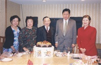 2002年11月1日董事長張鏡湖出席主秘彭振剛生日宴會的圖片
