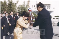 2002年3月1日中國文化大學建校40週校慶，董事長張鏡湖率領貴賓及師長在曉園向創辦人張其昀致敬的圖片