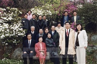 2002年3月6日董事長張鏡湖、校長林彩梅邀請各學院院長及行政一級主管共赴陽明山賞花的圖片