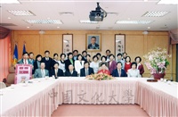 2001年11月12日董事長張鏡湖率本校同仁為校長林彩梅慶生的圖片