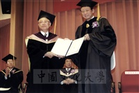 2000年9月15日日本參議員上杉光弘先生獲頒本校名譽法學博士學位頒贈典禮的圖片