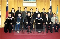 2001年3月1日中國文化大學建校39週年校慶大會頒贈傑出校友當選證書的圖片