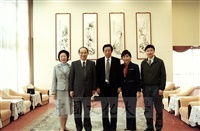 2001年3月2日國安會副秘書長胡為真伉儷蒞臨本校參訪並拜會董事長張鏡湖的圖片