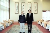 2001年3月7日育達教育文化創辦人兼總裁王廣亞蒞臨本校參訪並拜會董事長張鏡湖的圖片