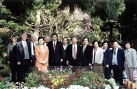 2001年3月14日董事長張鏡湖、校長林彩梅邀請學術行政主管至陽明山國家公園賞花的圖片