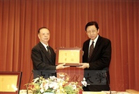 2001年3月27日退伍軍人協會於中國文化大學召開理監事會議，董事長張鏡湖親臨會場致歡迎詞的圖片