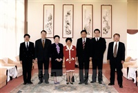 2001年3月28日　國父孫女孫穗芳女士蒞臨本校參訪並拜會董事長張鏡湖的圖片