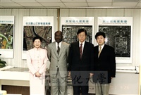 2001年4月26日賴比瑞亞大使蒞臨本校參訪並拜會董事長張鏡湖的圖片