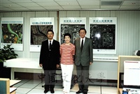 2001年5月16日音樂家簡文秀蒞臨本校由董事長張鏡湖陪同參觀數位地球中心的圖片