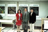 2001年5月16日正中書局總經理單小琳蒞臨本校由董事長張鏡湖、資訊中心主任李天任陪同參觀數位地球中心的圖片