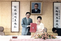 2001年5月28日救國團主任李鍾桂率訪問團蒞臨本校參訪並拜會董事長張鏡湖的圖片