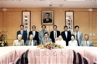 2001年5月30日董事長張鏡湖、校長林彩梅與九十學度各學院院長合影的圖片