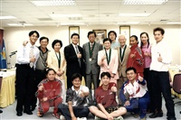 2001年5月30日董事長張鏡湖、校長林彩梅設宴邀請就讀文大的運動國手的圖片