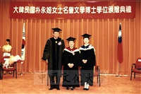 2001年6月29日大韓民國朴永姬女士獲頒本校名譽文學博士學位頒贈典禮的圖片