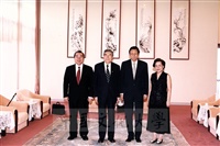 2001年7月3日立法院院長梁肅戎蒞校參訪並拜會董事長張鏡湖的圖片